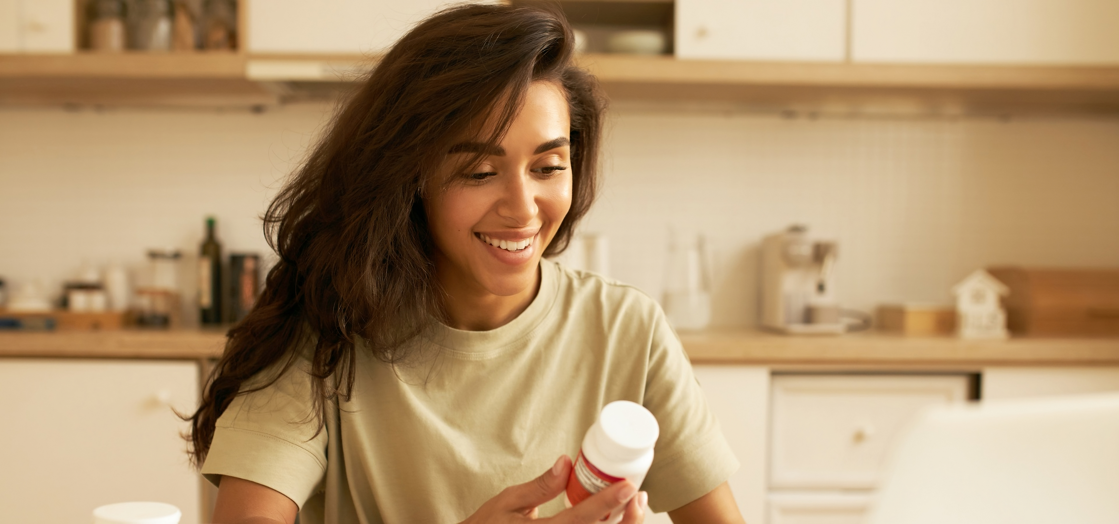 mulher-com-vitaminas-para-dores-nas-juntas