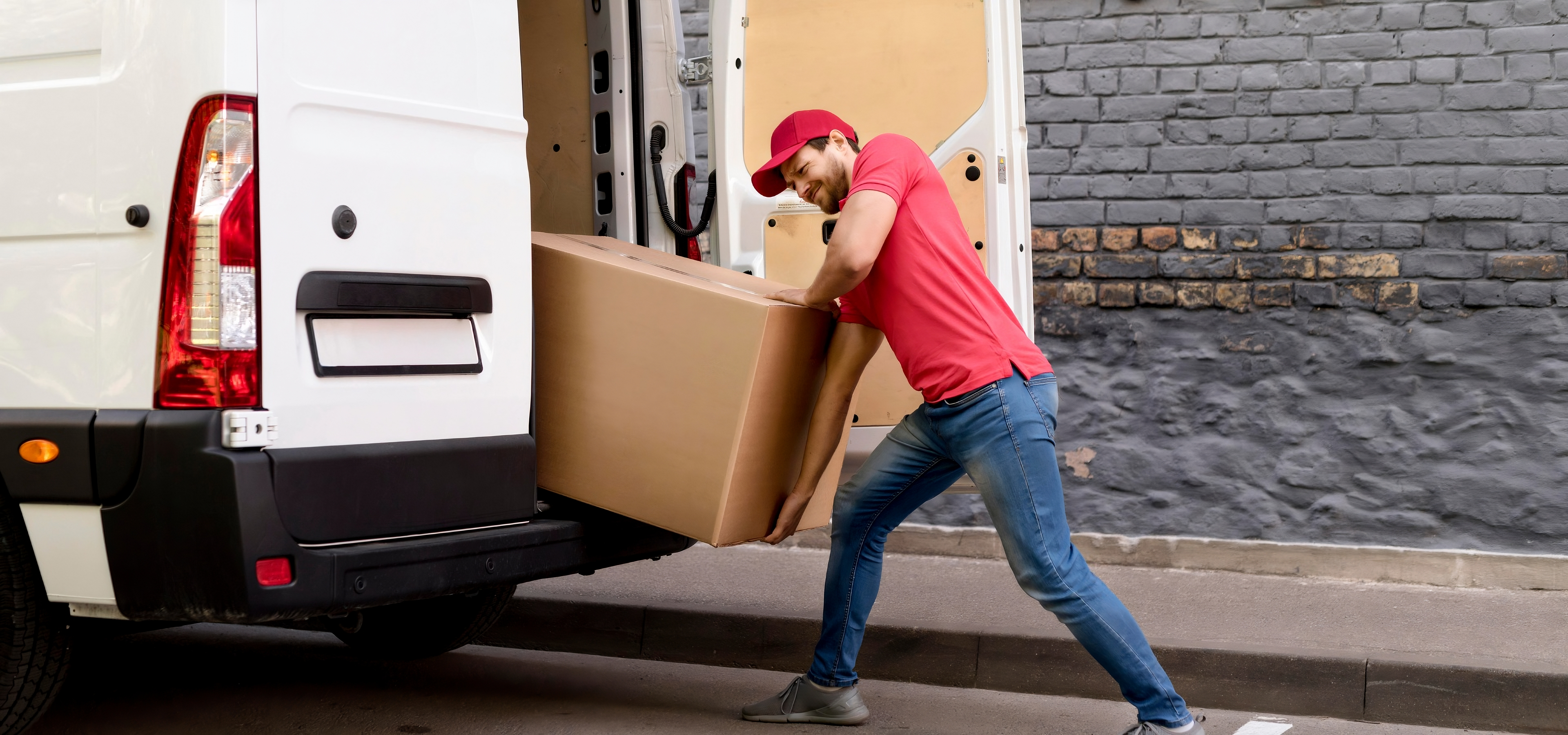 pessoa-carregando-peso